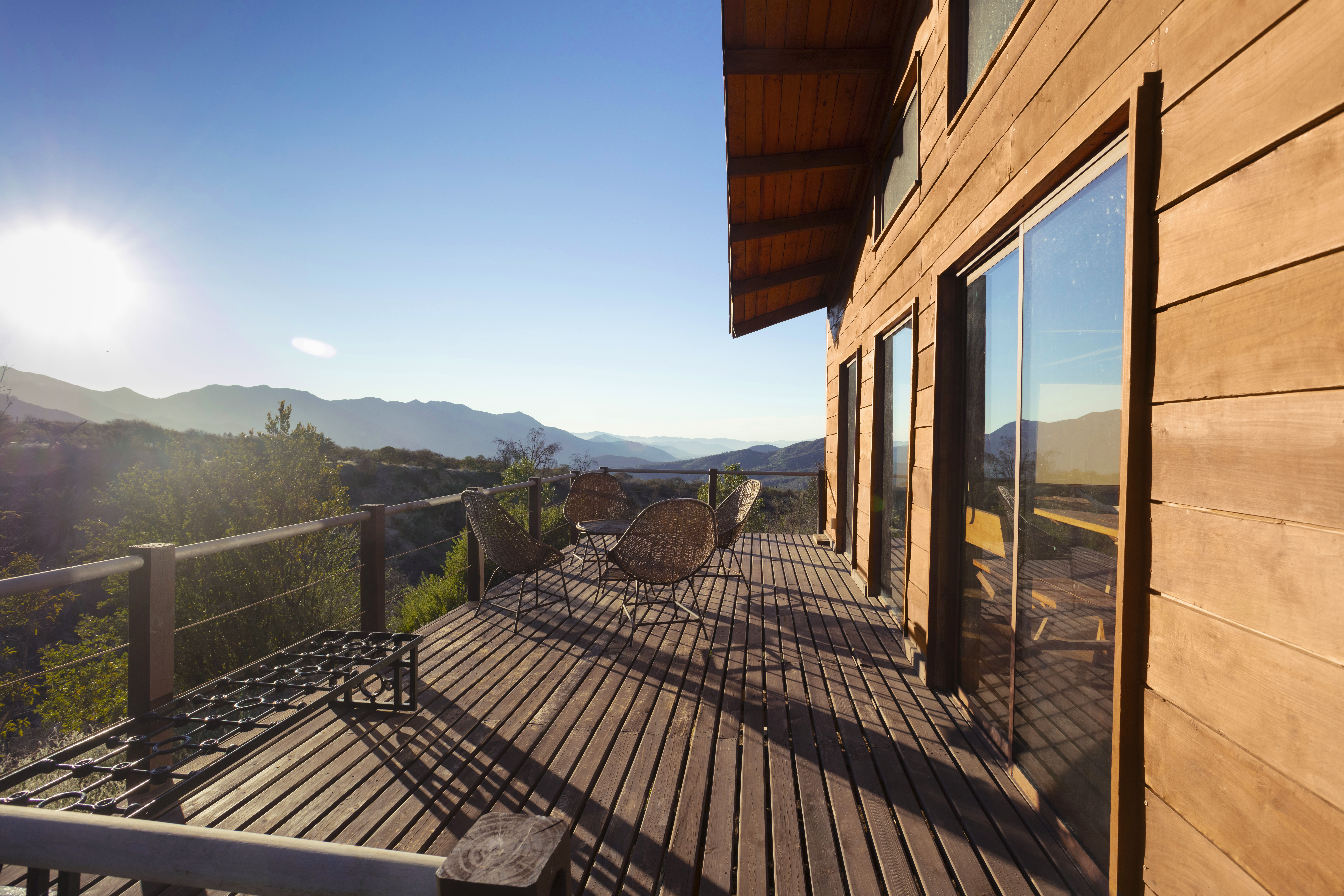 Terraza de madera con vista a la cordillera, proyecto Ocoa
